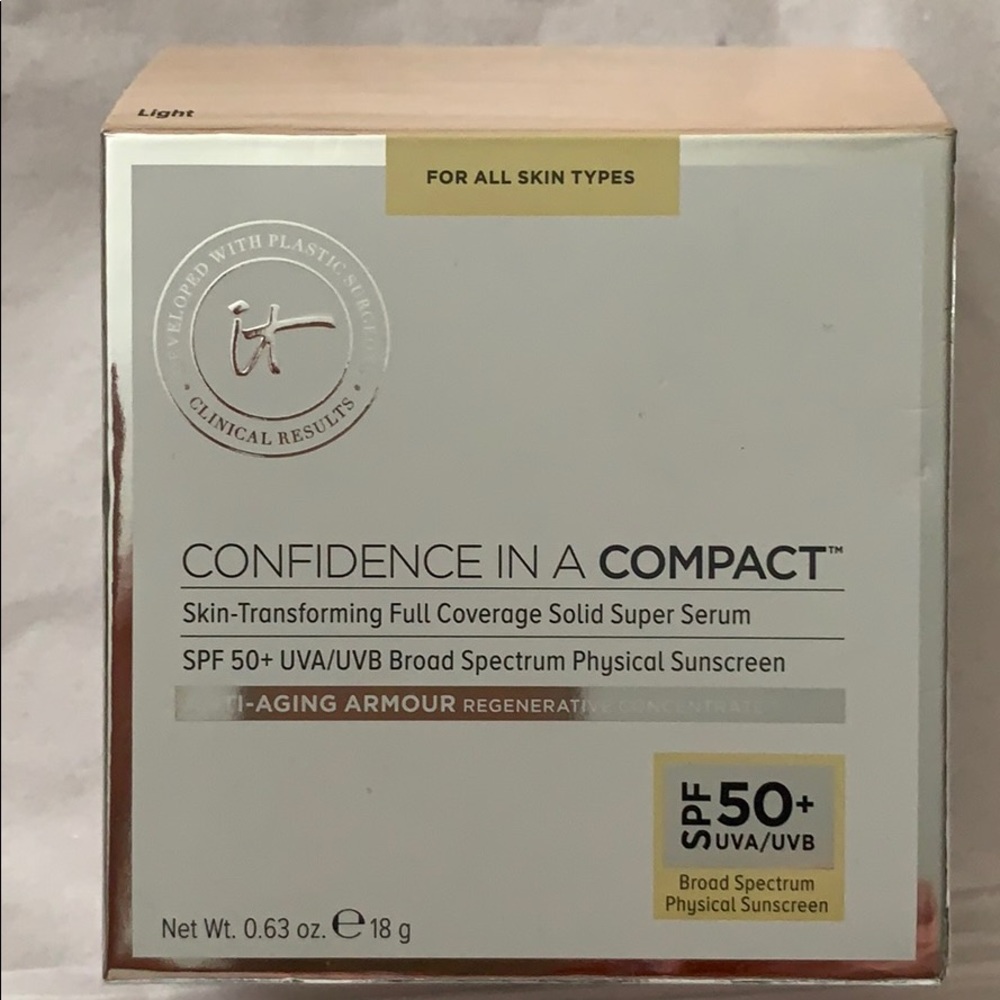 it Cosmetics Confidence in a Compact SPF 50-Light